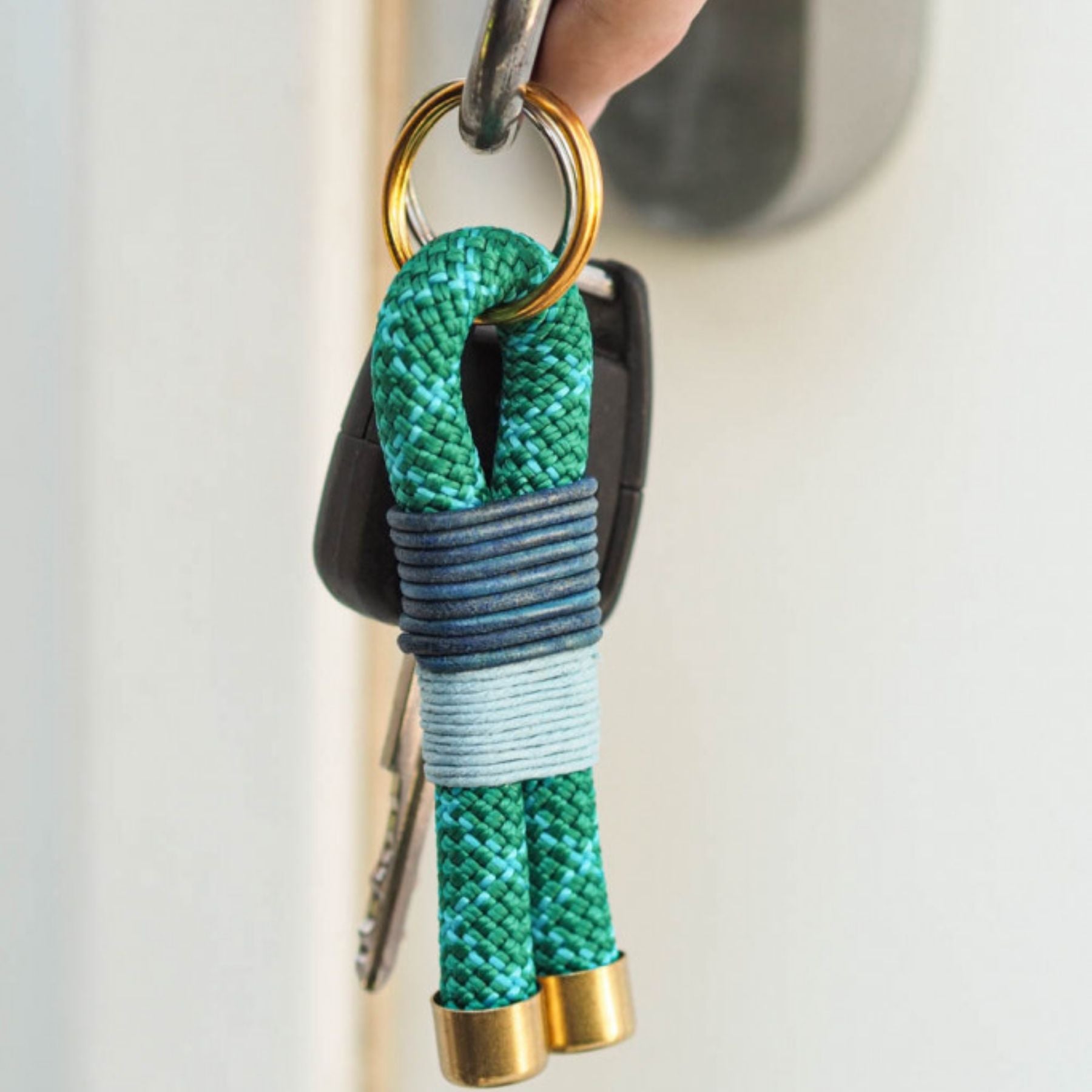 Schlüsselanhänger aus Kletterseil-Reststücken, handgefertigt und jedes Stück ein Unikat. Zu den Anhängern gibt es das passende Hundehalsband und die passende Hundeleine. Damit du mit deinem Hund im Partnerlook spazieren gehen kannst. Jetzt bei Pawsome Hundezubehör.