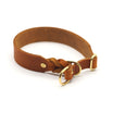 Unser Zugstopp-Halsband in 3 cm Breite kommt völlig ohne Schnickschnack aus, gerade seine Einfachheit macht es so edel und es ist gerade deshalb der ein Hingucker.  Zudem ist das Halsband durch das verwendete Fettleder super pflegeleicht und bleibt lange ein treuer Begleiter im Alltag mit Hund.   Unsere Zugstopp-Halsbänder sind verstellbar, wachsen also auch ein wenig mit. Wir fertigen sie individuell auf den Halsumfang deines Hundes.